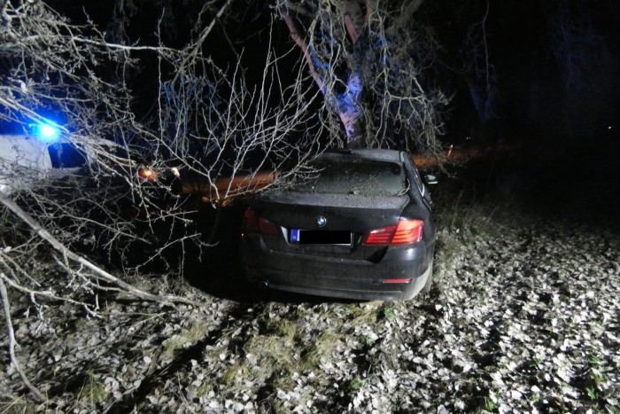 Játszi könnyedséggel kötötte el a BMW-t egy udvarról, de még könnyebben össze is törte