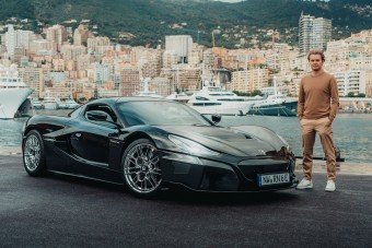 Még az F1-es világbajnokon is kifogott az 1900 lóerős hiper-villanyautó