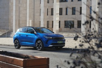 Húszmilliós hibrid az alsó polcról – Opel Grandland