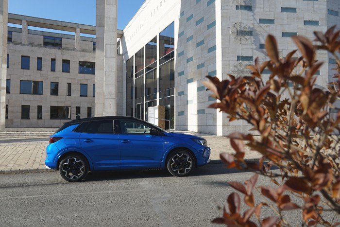 Húszmilliós hibrid az alsó polcról – Opel Grandland 12 | Vezess Húszmilliós hibrid az alsó polcról – Opel Grandland 12