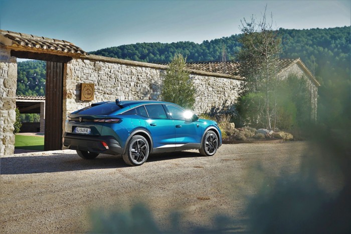 Ebbe a Peugeot-ba könnyen belezúghatsz 18 | Vezess Ebbe a Peugeot-ba könnyen belezúghatsz 18