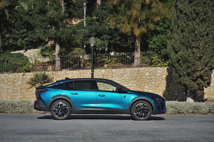 Ebbe a Peugeot-ba könnyen belezúghatsz 16 | Vezess Ebbe a Peugeot-ba könnyen belezúghatsz 16