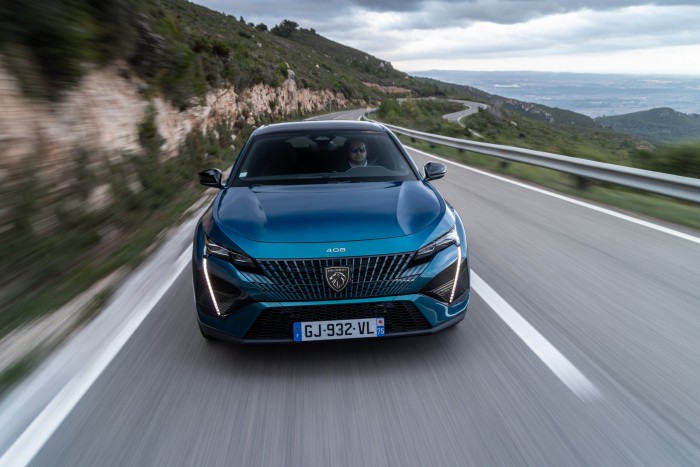 Ebbe a Peugeot-ba könnyen belezúghatsz 14 | Vezess Ebbe a Peugeot-ba könnyen belezúghatsz 14