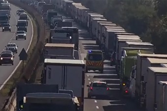 Több autós is úgy gondolta, direkt nekik nyílt a mentőfolyosó az M1-esen