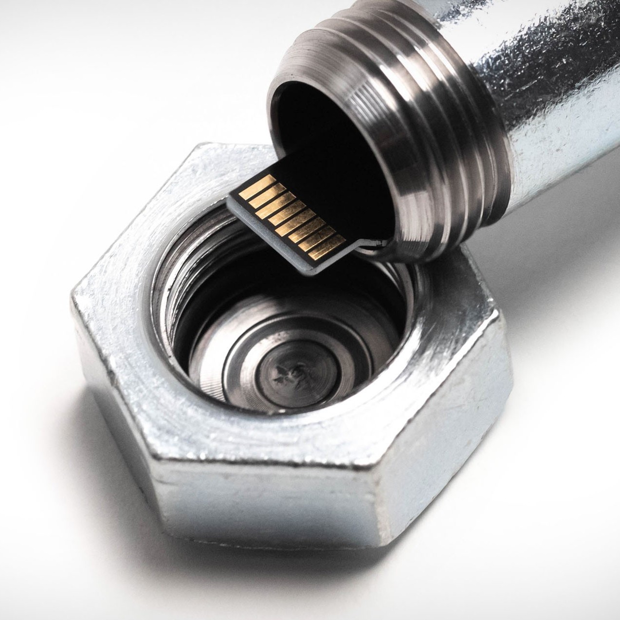 A James Bond-filmek világát idézi meg ez a kémcsavar 1