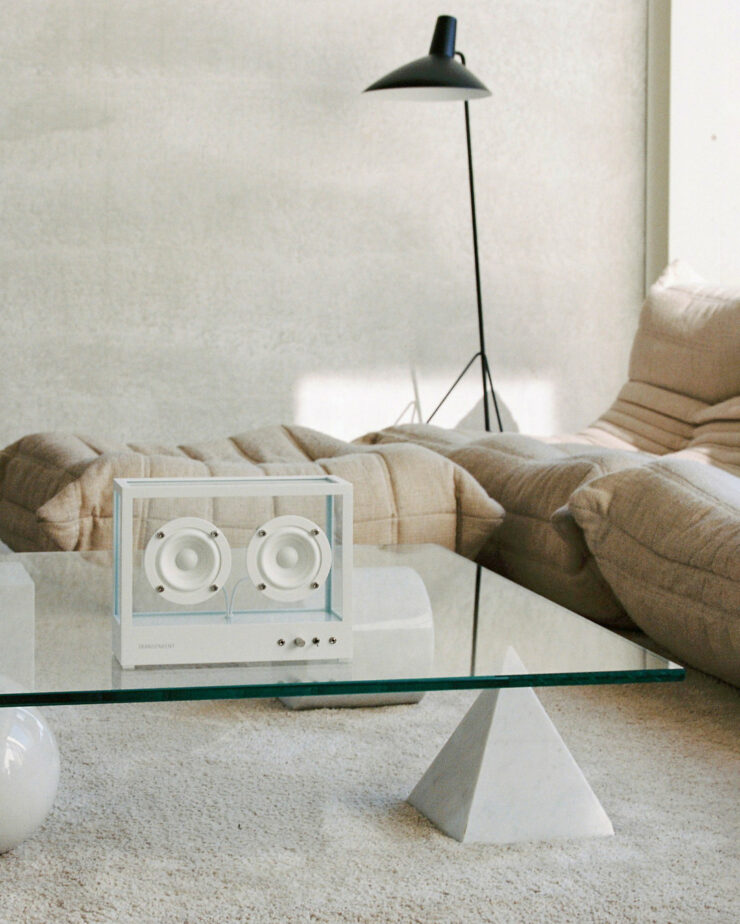 Végre egy izgalmas darab a fekete hangszórók tengerében 4 | Vezess Végre egy izgalmas darab a fekete hangszórók tengerében 4