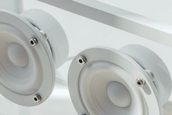 Végre egy izgalmas darab a fekete hangszórók tengerében