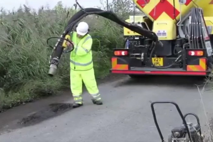 Kész csoda, ahogy 3 perc alatt eltűnik a kátyú