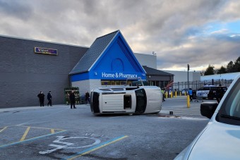 A parkolóban sújt le az autósok réme, van, akit fel is borított
