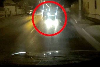 A klímát tekergette vezetés közben, egyik csattanás jött a másik után