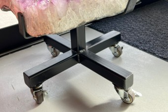 Ülésre alkalmatlan ez a szék, mégis méregdrágán árulják