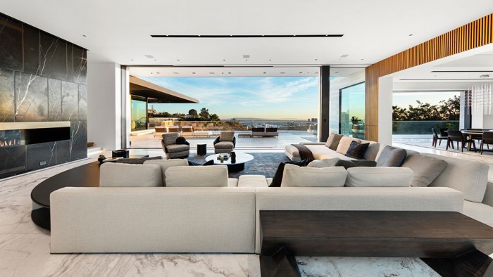 A high-tech ajtó többe került ezen a luxusgarázson, mint a bent álló Ferrari 2