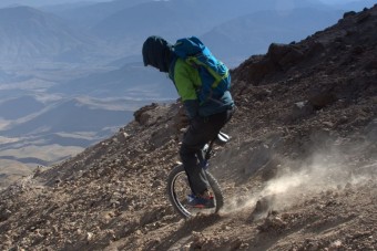 Egykerekűjével ugrat hegytetőkről ez az extrém sportoló