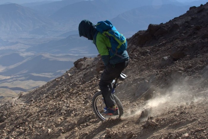 Egykerekűjével ugrat hegytetőkről ez az extrém sportoló