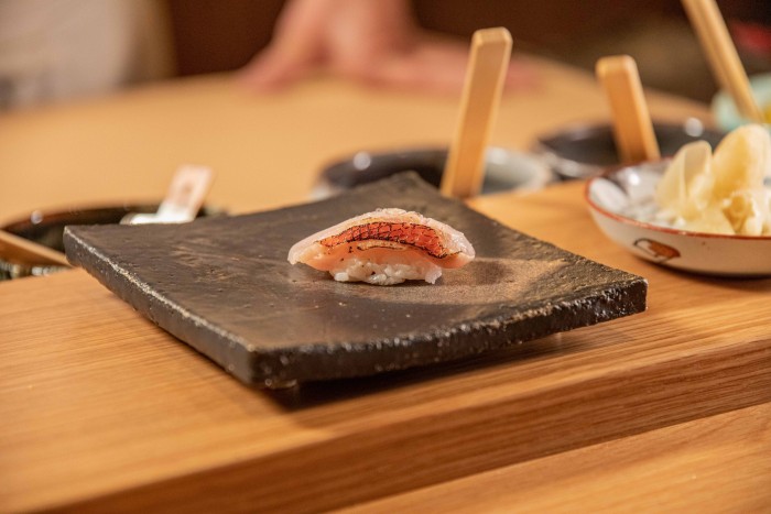 Csak jelszóval lehet belépni az előkelő szusibárba 1