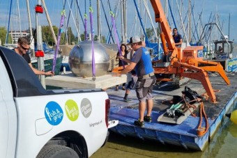 A valódi grincs itallal teli 800 kilogrammos acélgolyót lopott el egy tó fenekéről