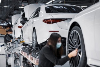 Minden németországi dolgozójának milliókat ad a Mercedes