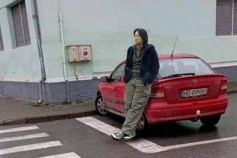 Szabálytalanul parkoló román opeles a hétvége sztárja