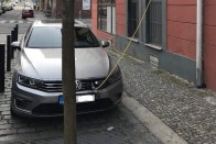 A második emeletről tölti autóját egy Porsche-tulajdonos Budán 11