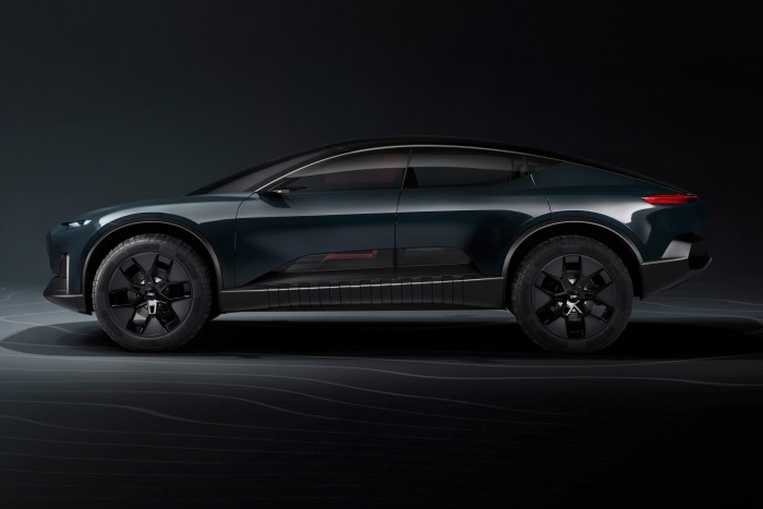 Platós luxuskupé, aminek átlátsz az orrán 12