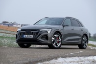 Magyar motortól gyorsabb az elektromos csúcs Audi 52