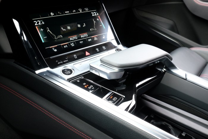 Magyar motortól gyorsabb az elektromos csúcs Audi 12