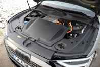 Magyar motortól gyorsabb az elektromos csúcs Audi 97