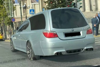 Ezzel a halottaskocsival hangos és gyors lehet az utolsó út