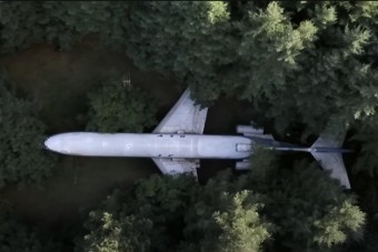 Így él a 73 éves nyugdíjas, aki évtizedek óta egy repülőgépben lakik