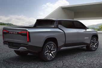 Három üléssoros pickup villanyoszlop szállítására