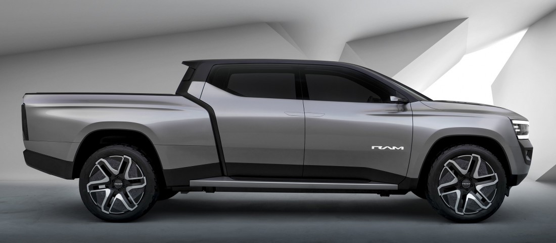 Három üléssoros pickup villanyoszlop szállítására