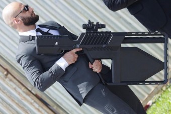 Látványos fegyverrel védték az új elnököt