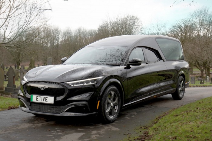 Sportos villanyautóból épült halottaskocsi 9