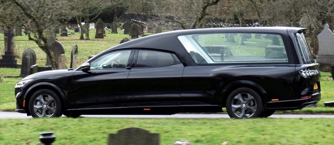 Sportos villanyautóból épült halottaskocsi