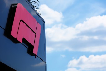 Áll a bál az F1-ben, egymásnak üzengetnek a fontos szereplők