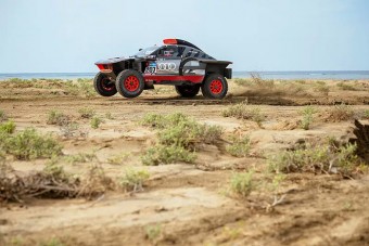 Sainz nyerte a Dakar első szakaszát