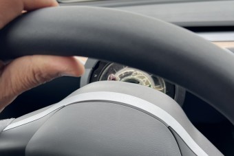 Első útján esett le az új Tesla kormánykereke