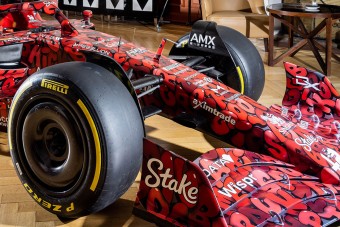 F1: Szürreálisan összepingált autót mutatott be az Alfa Romeo