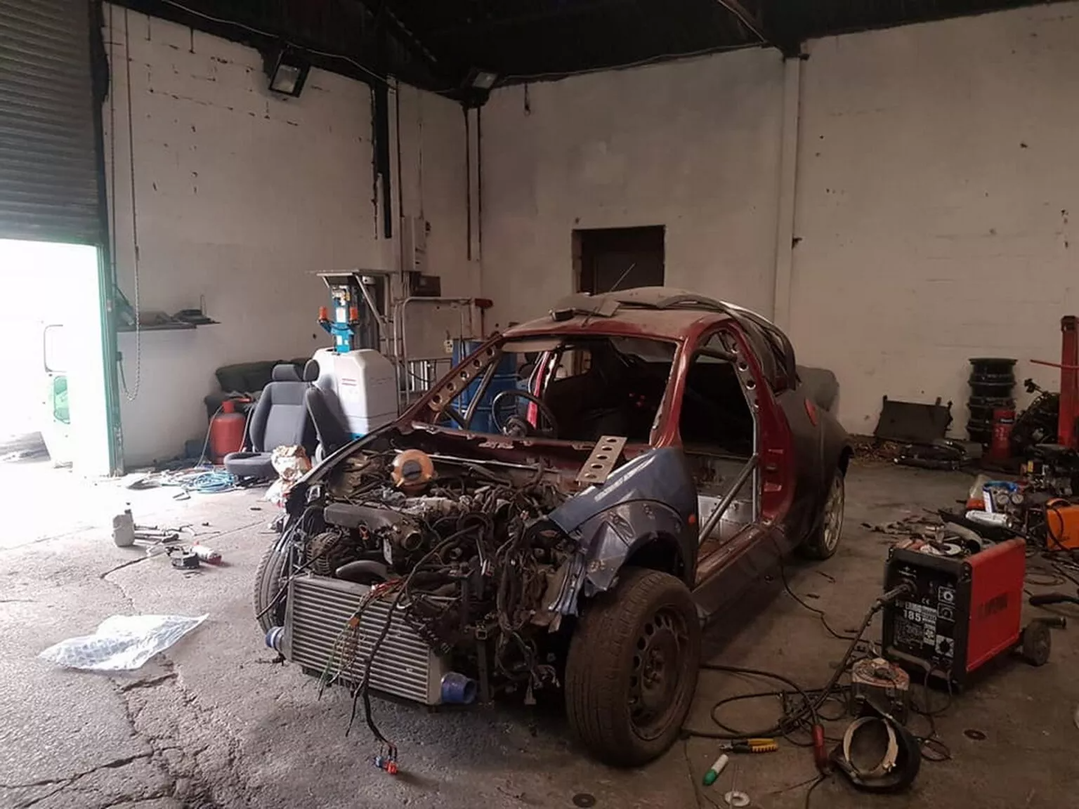 Frankenstein stílusban varrták össze ezt az apró Fordot 1 | Vezess Frankenstein stílusban varrták össze ezt az apró Fordot 1