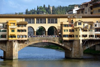 Eltévedt a turista, bérautóval hajtott fel a történelmi gyalogos hídra