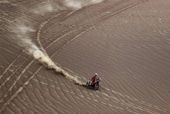 Súlyos sérülések miatt adta fel a versenyt a Dakar-címvédő
