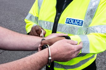 Közúti csaláson kapták a rendőr házaspárt