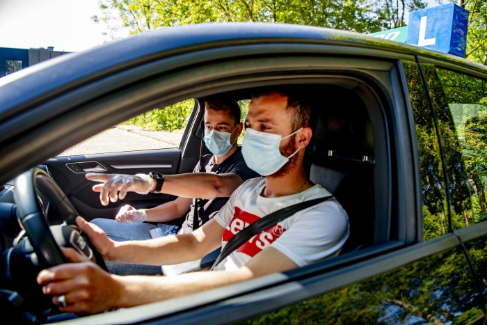 Bedrogozva dolgozott az autós oktató