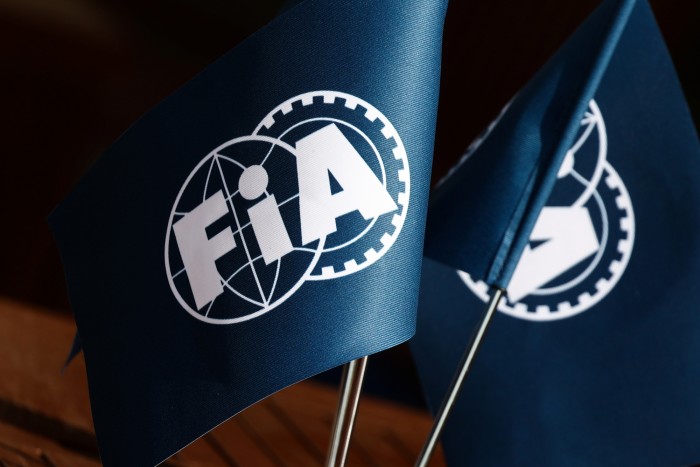 Botrány az F1-ben, magyarázkodik az FIA