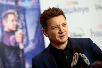 Kiderült, mi okozta Jeremy Renner életveszélyes sérülését