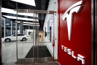 Beütött a Teslának a sok árcsökkentés