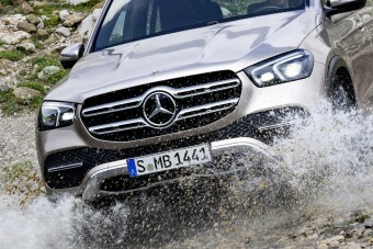 Több százezer Mercedest hívnak vissza, leállhat a motorjuk