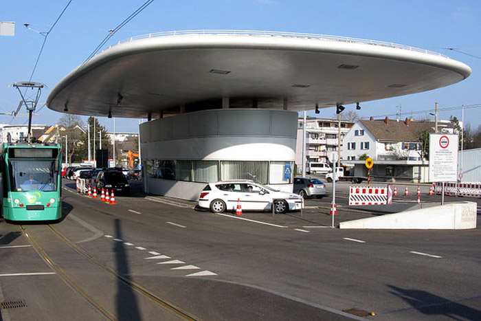 Huszonhárom ember szállt ki egy autóból a határon