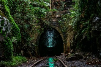 Kukacok világítanak ebben az elhagyatott alagútban