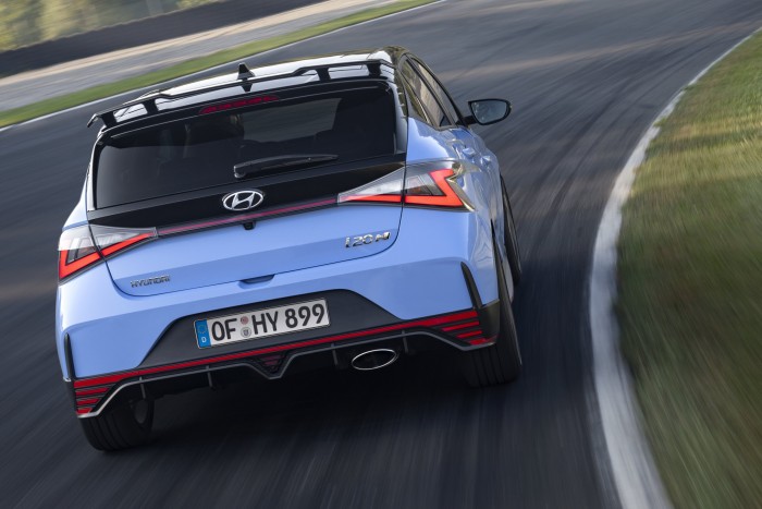 Városi kisautó 300 lóerővel 6 | Vezess Városi kisautó 300 lóerővel 6